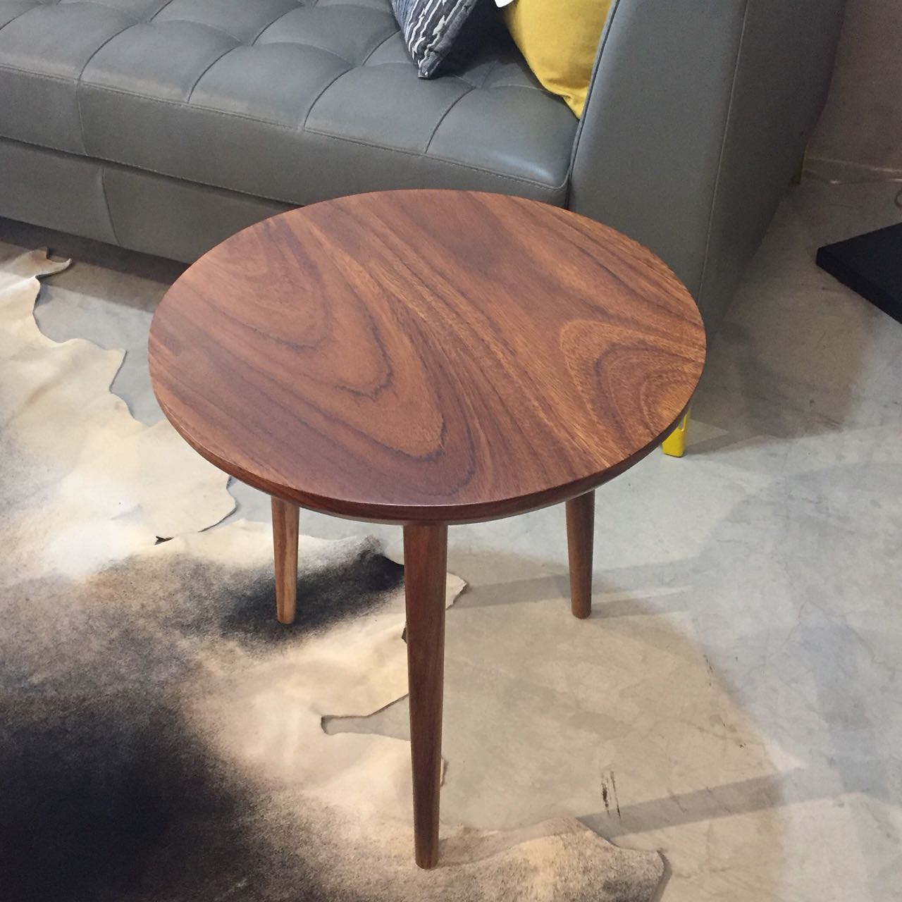 Mesa redonda pequeña de madera.